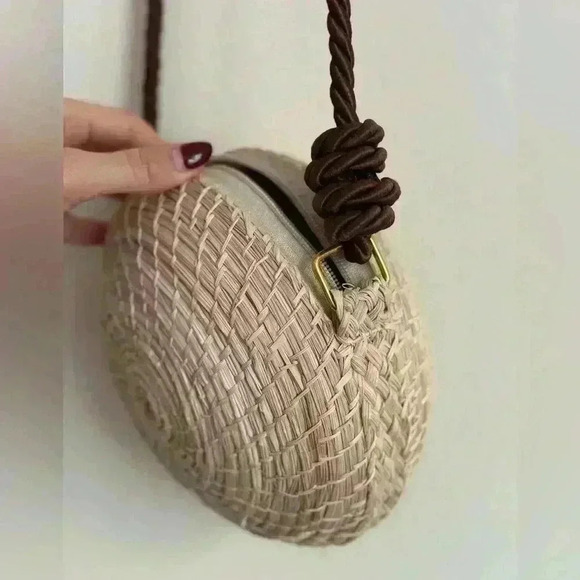 NWOT Round straw bag, Natural fibre, brown rope zippered handbag - Picture 3 of 6